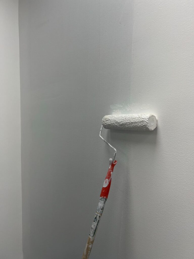 Maalitela seinällä sisämaalauksen aikana